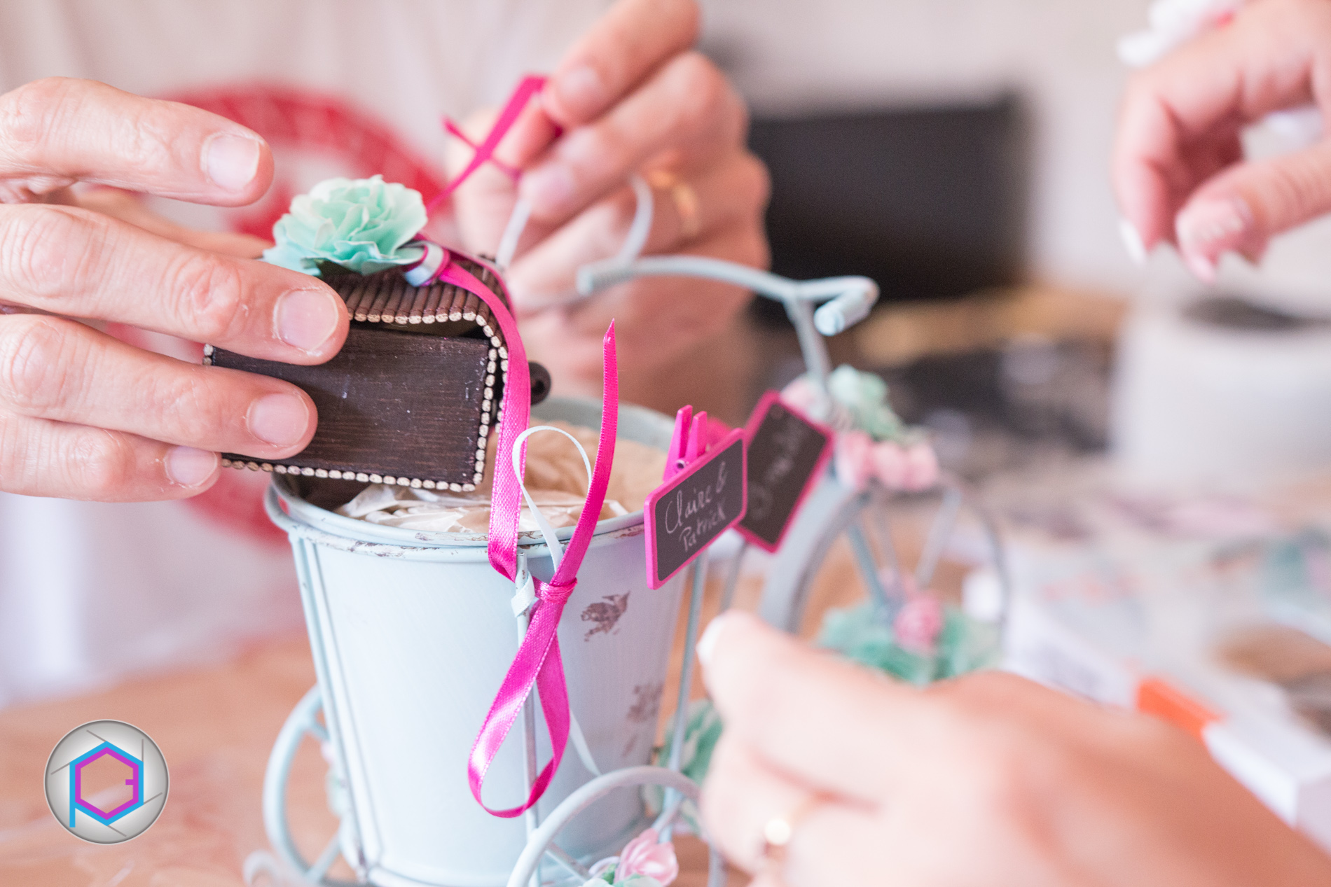 Claire - Patrick, ouvrant leur coffret de Mariage
