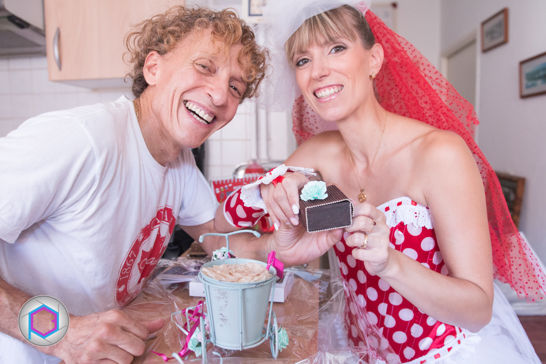 Claire - Patrick, ouvrant leur coffret de Mariage