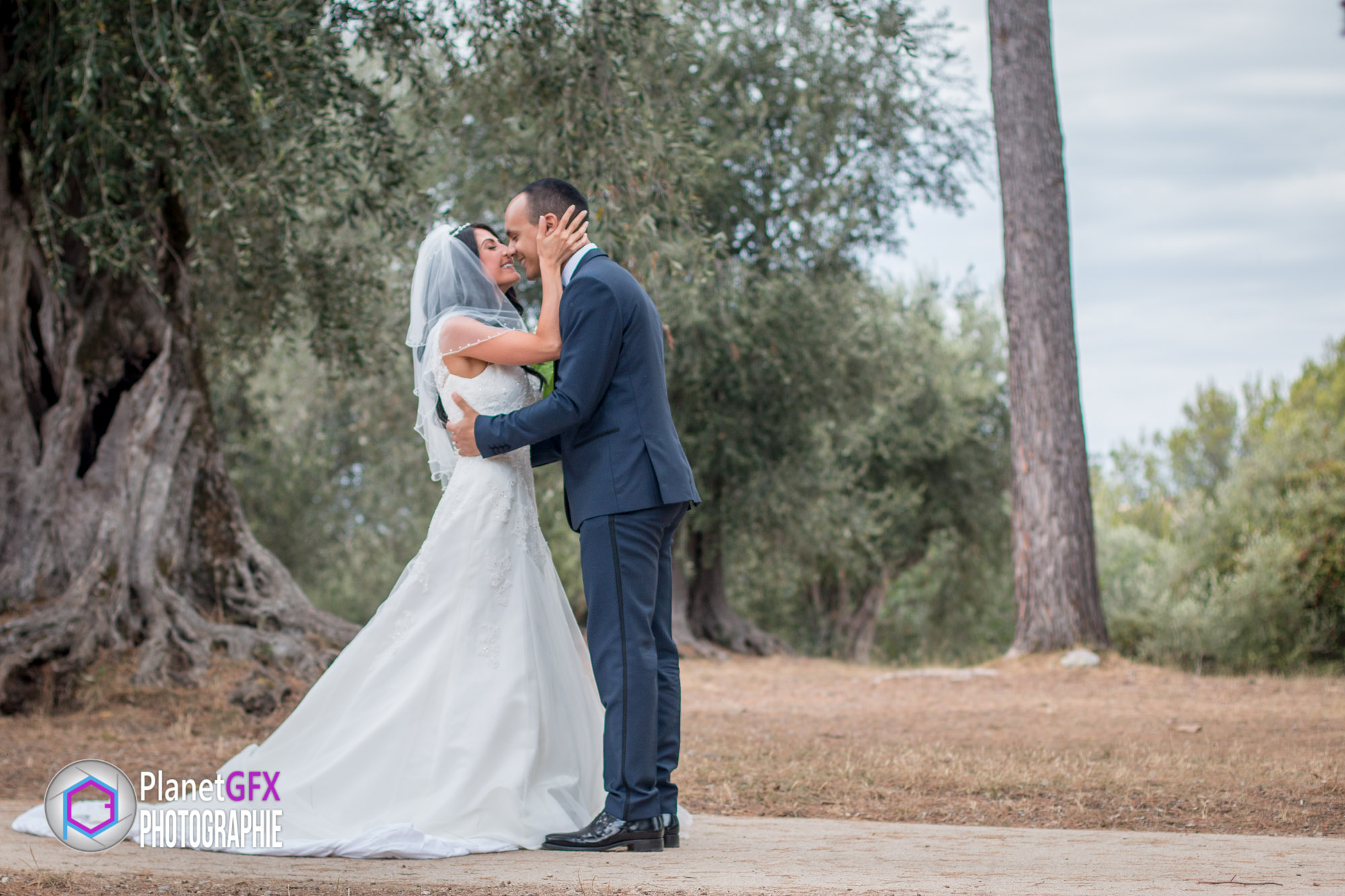 Le Mariage de Léa et Sélim, la rencontre au parc Estienne d'Orves, Nice, Photographie et Film de Mariage, PlanetGFX
