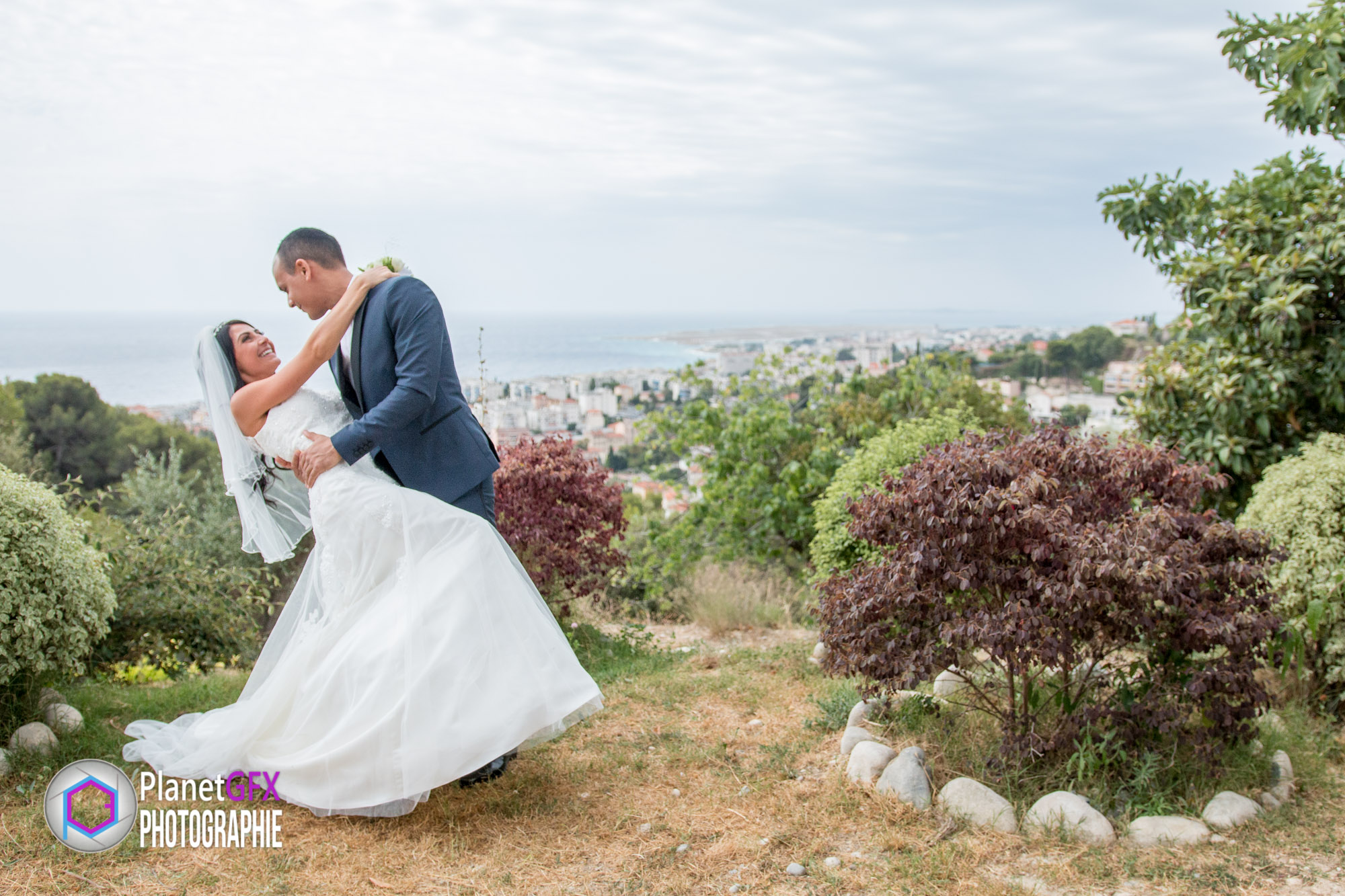 Le Mariage de Léa et Sélim, la rencontre au parc Estienne d'Orves, Nice, Photographie et Film de Mariage, PlanetGFX