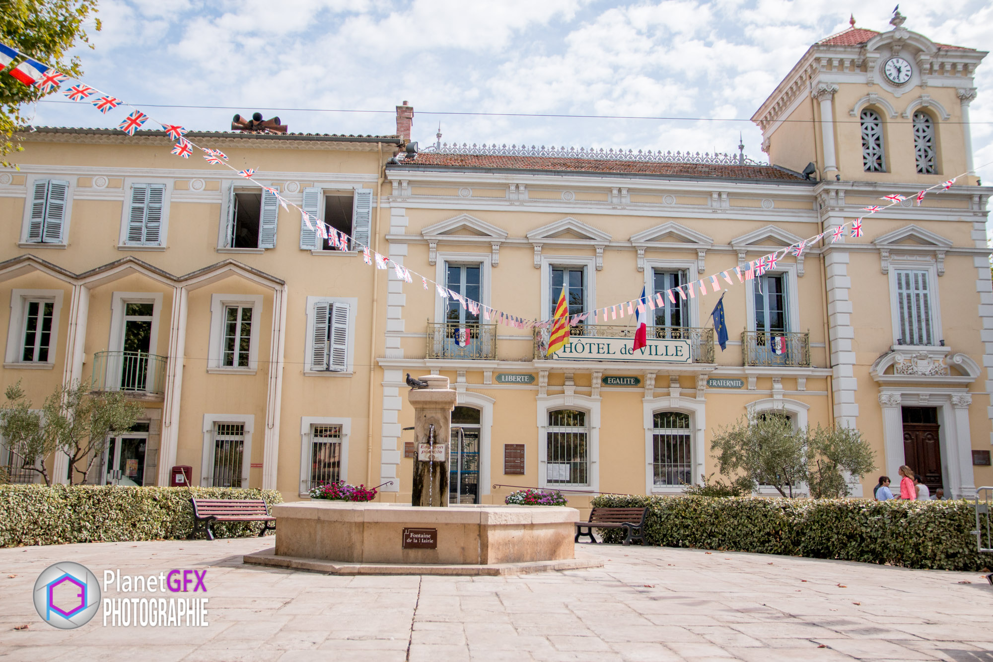 Le Mariage de Maïté et Xavier, devant la mairie des Arcs sur Argens, Provence, Photographe Mariage, PlanetGFX