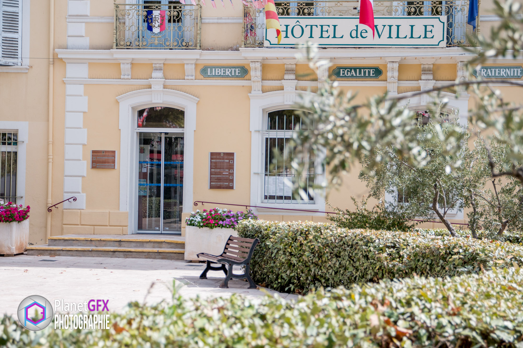Le Mariage de Maïté et Xavier, devant la mairie des Arcs sur Argens, Provence, Photographe Mariage, PlanetGFX