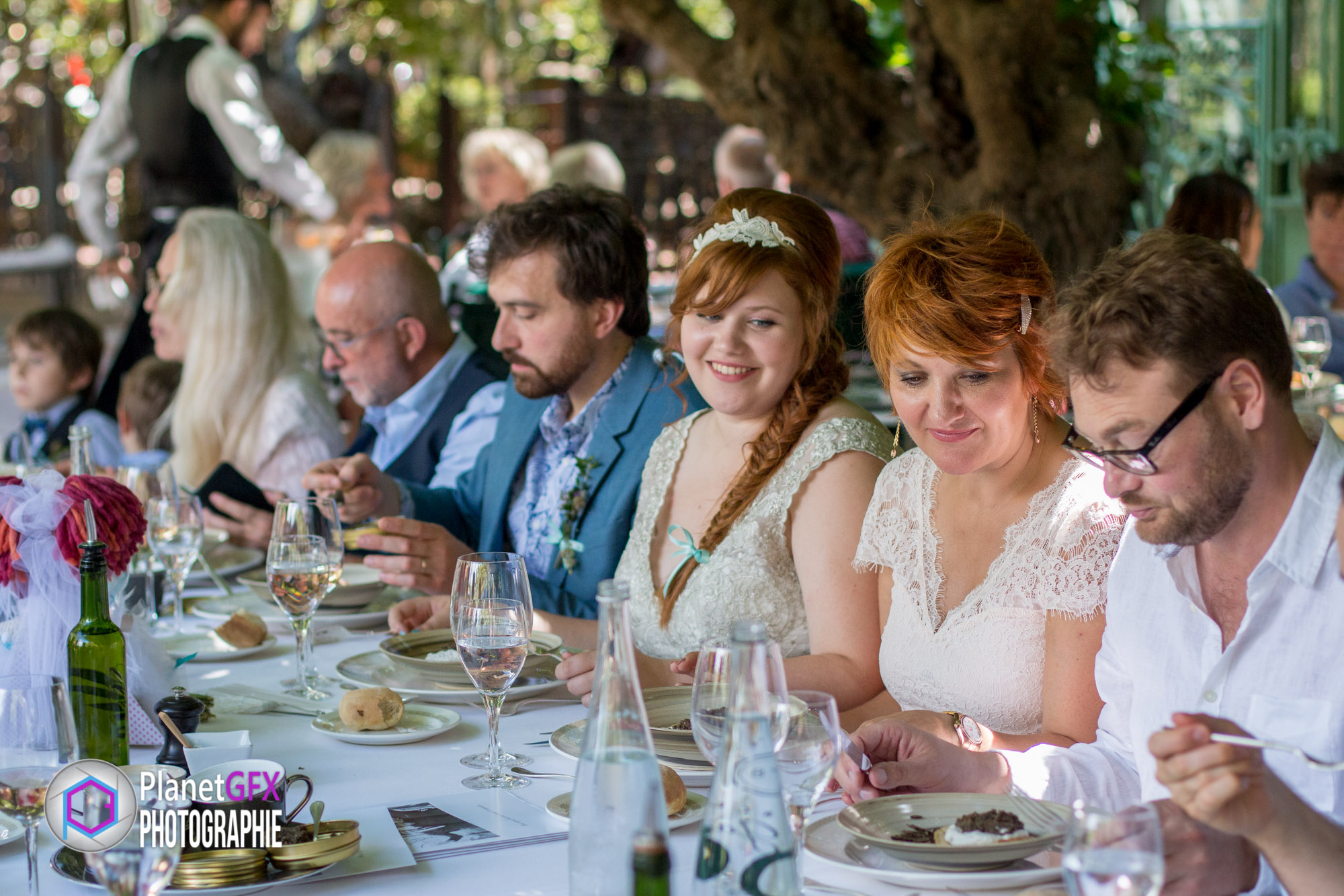Le Mariage de Maïté et Xavier, repas restaurant Taradeau, Provence, Photographe Mariage, PlanetGFX