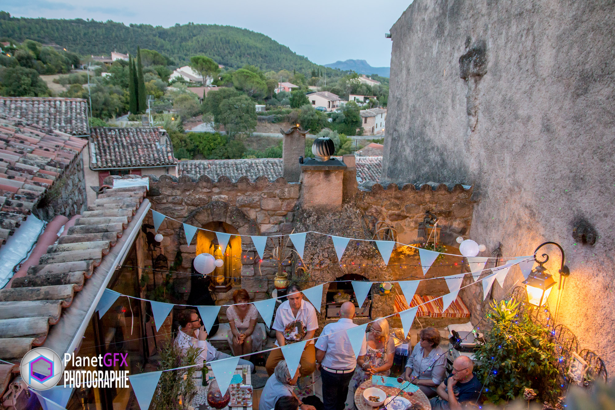Le Mariage de Maïté et Xavier, soirée à ciel ouvert au coeur du village de Arcs sur Argens, Provence, Photographe Mariage, PlanetGFX