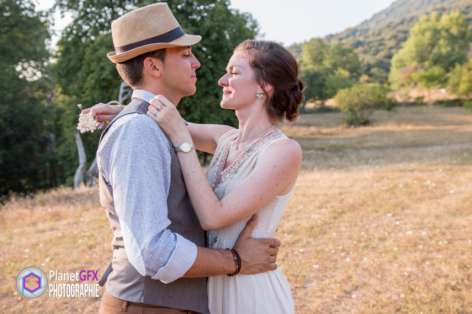 Le Mariage surprise d'Aurélie et Rémi, romance bohême au domaine des courmettes, Tourettes sur Loup, Photographe Mariage, PlanetGFX